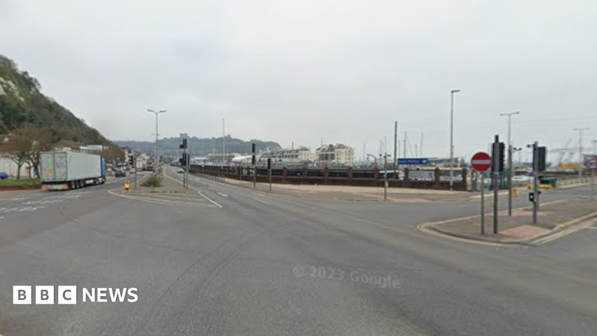 Pedestrian hit by lorry on A20 near Dover port