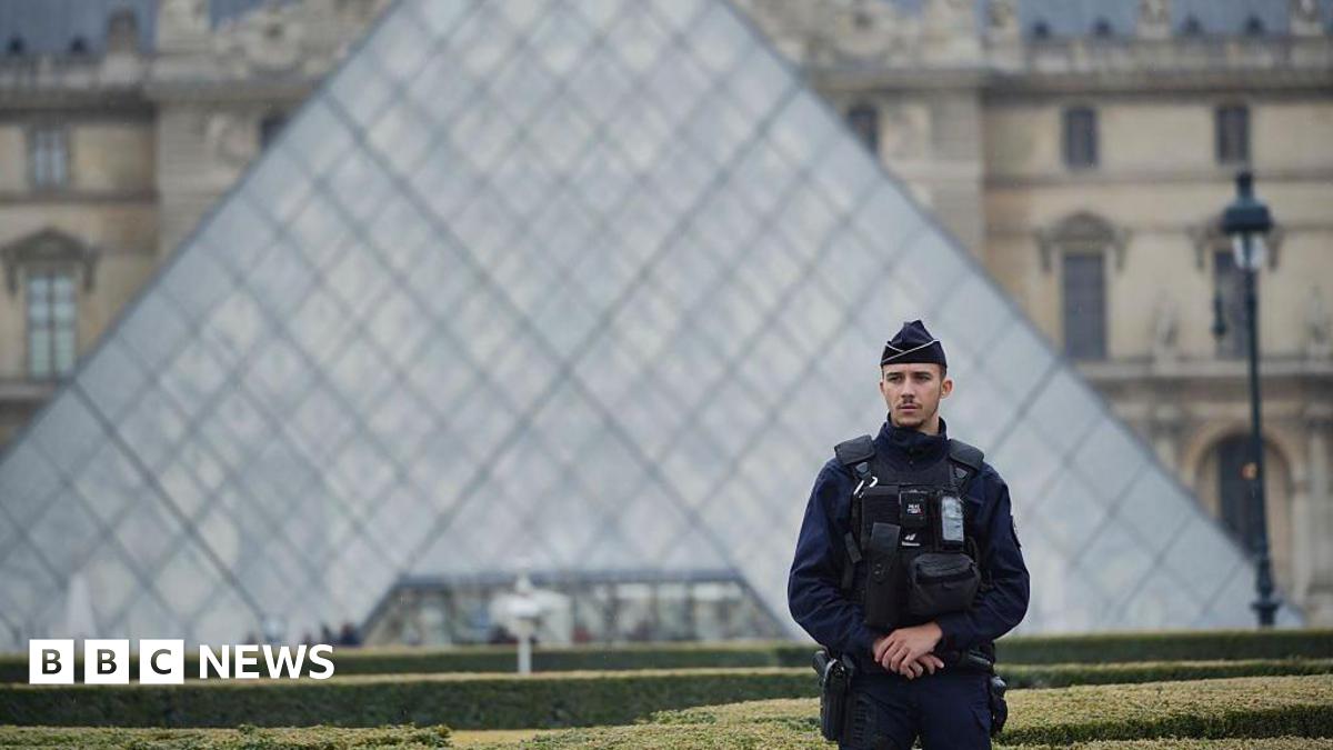 Hunt continues for thieves after priceless jewels stolen in heist at Louvre museum in Paris - live updates thumbnail
