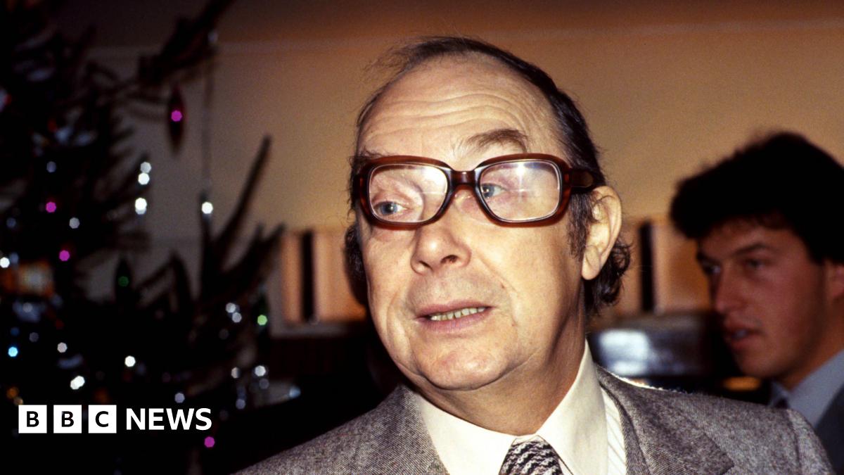 Eric Morecambe mural unveiled for centenary celebrations