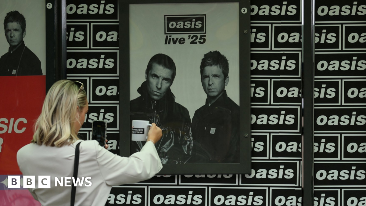 Crowd at Oasis Heaton Park Concert