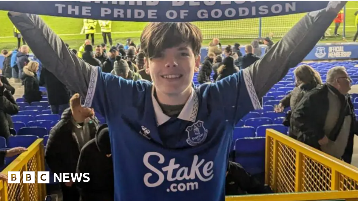 Australian Everton fan travels 10,000 miles for called-off game