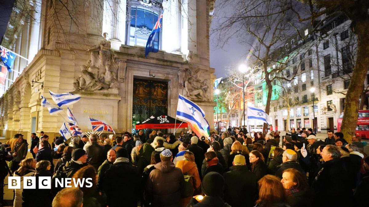 
                            Vigil remembers Bondi victims as police step up security in Jewish communities