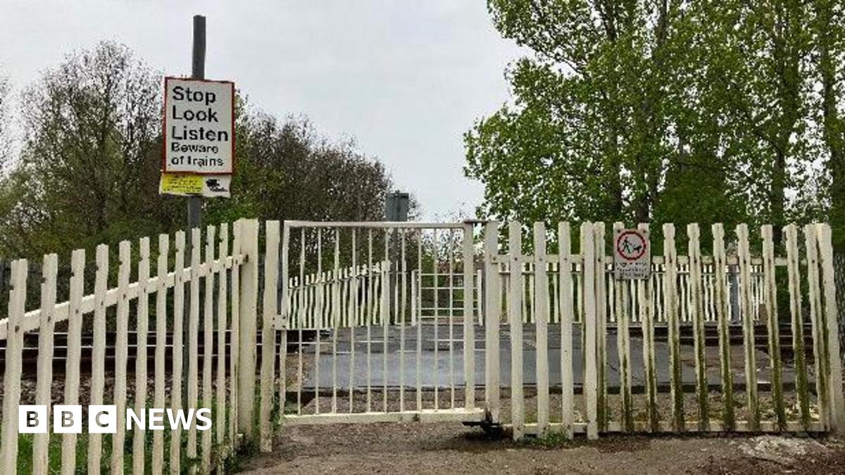 Network Rail issues warning over Featherstone level crossing