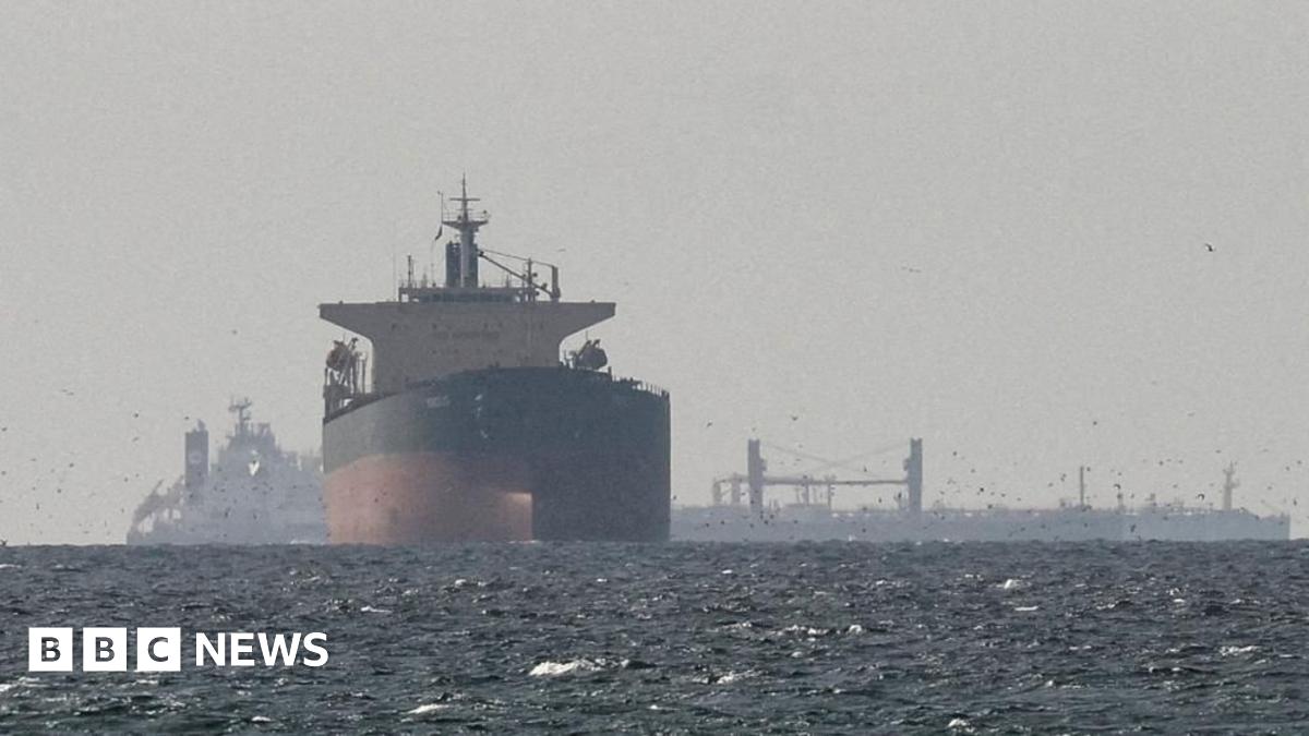 Iran Threatens Shipping in Gulf and Red Sea Amid US Naval Blockade - News Directory 3