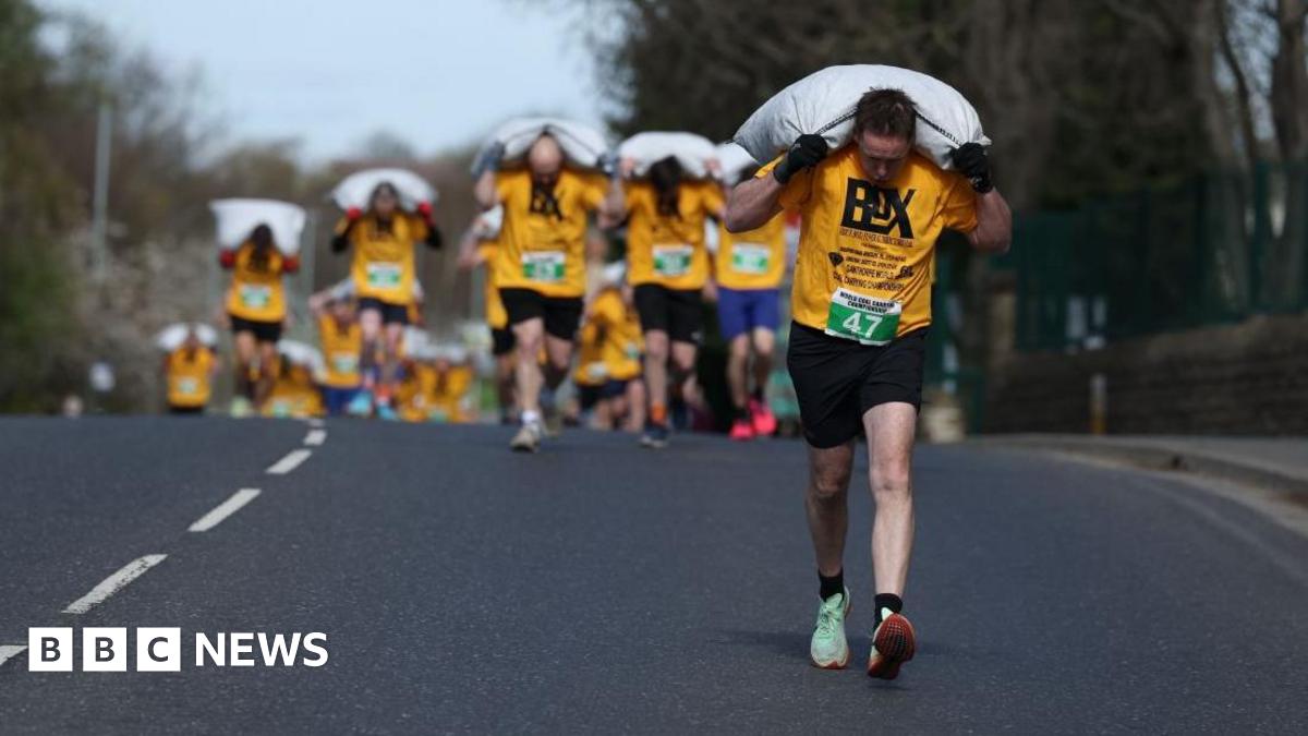 Hundreds take part in Gawthorpe coal-carrying race