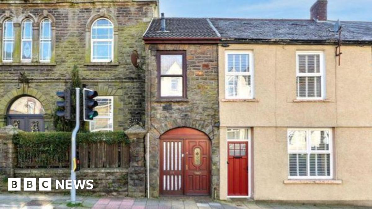 Super-slim Welsh house goes under the hammer for under £45,000