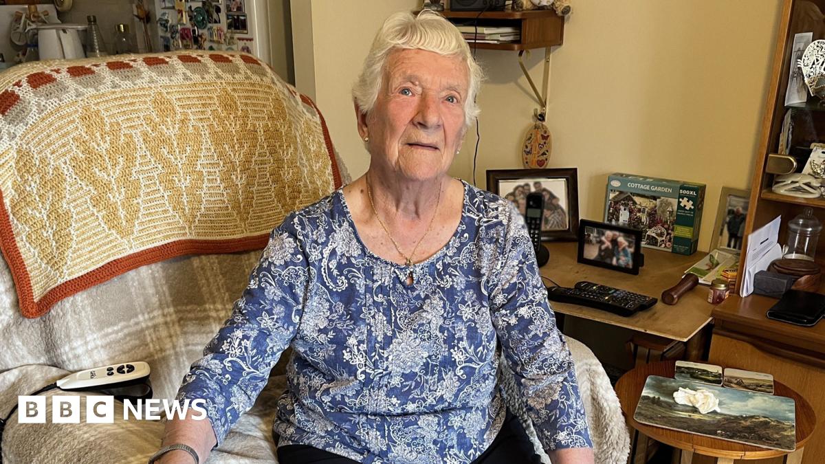 Ipswich flat residents unimpressed with pigeon mess clean-up