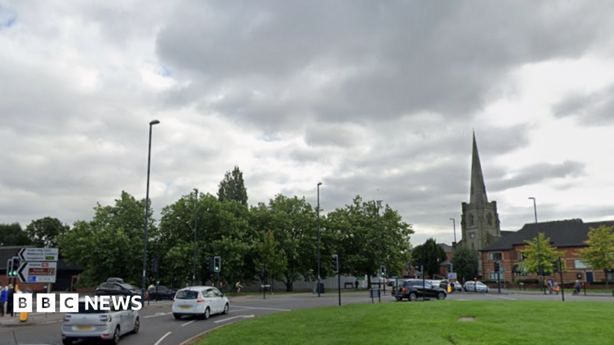 Three women arrested after man robbed in Derby