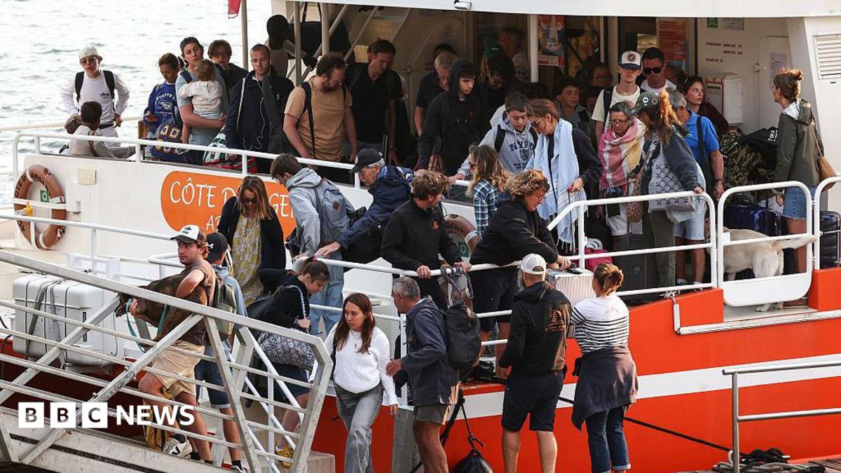 France orders evacuation of peninsula as hundreds flee wildfires by boat