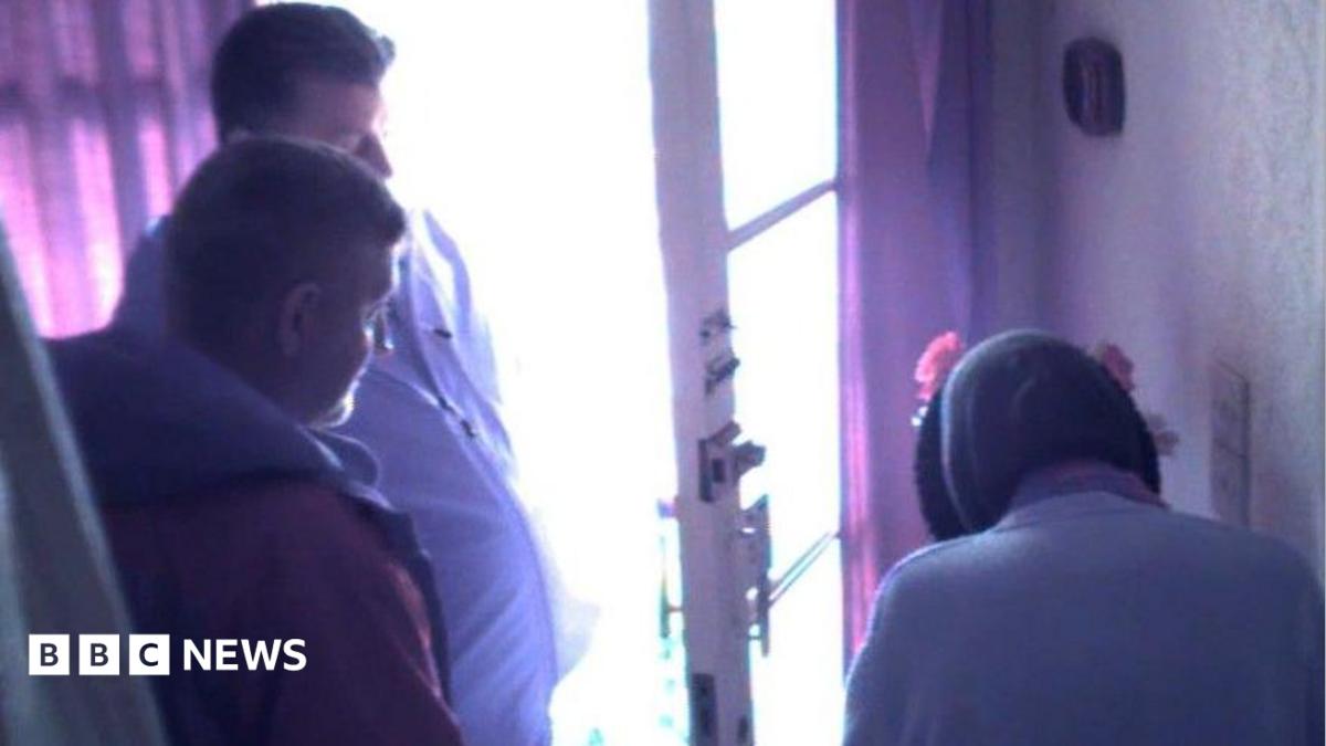 Footage shows rogue traders conning 83-year-old victim