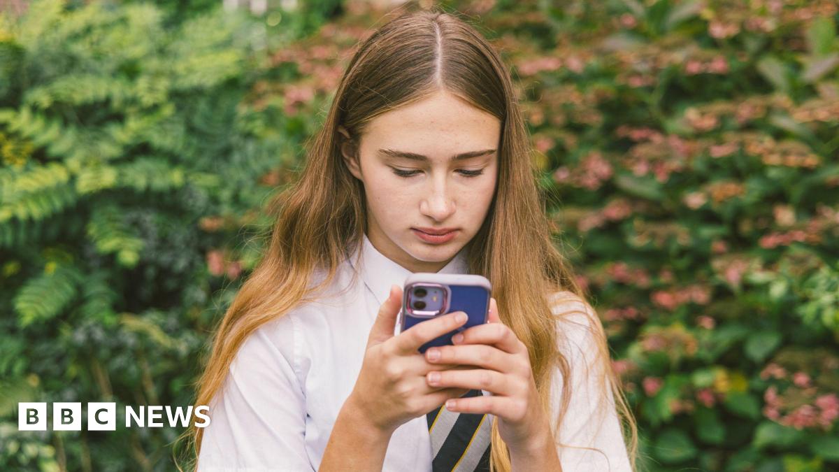 Social media: Minister promises 'some form' of restrictions for under-16s