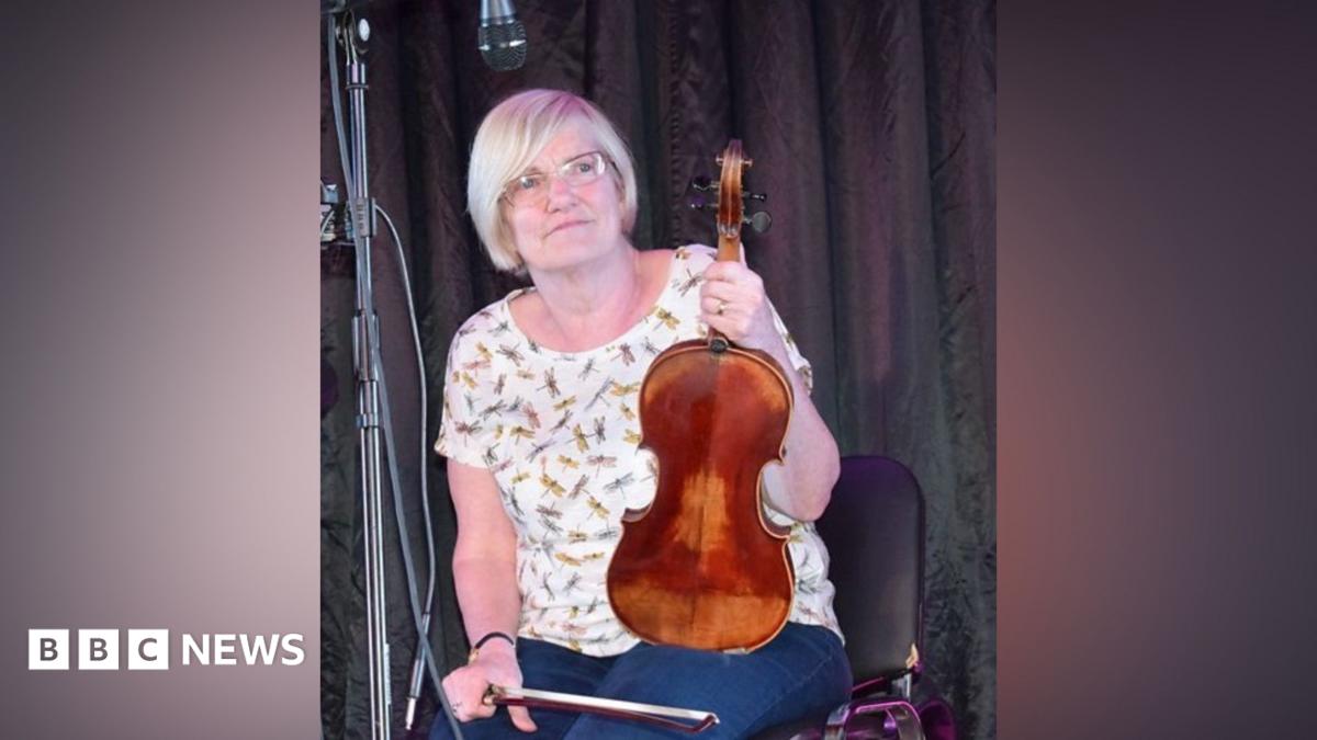 Tributes paid to 'giant' of Irish traditional music scene