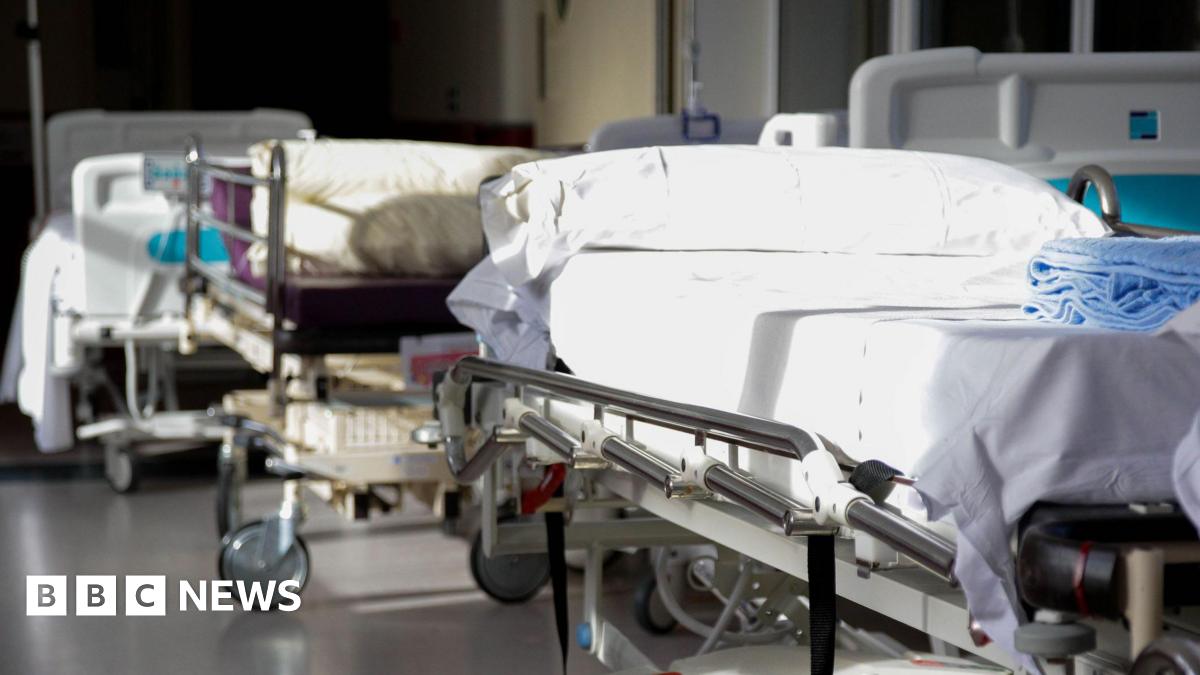 Norovirus outbreak sees visitors banned from hospitals - BBC News
