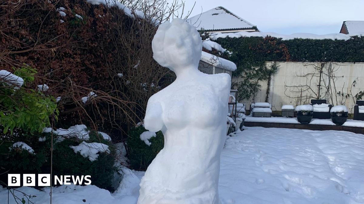 Leeds teenager creates Venus de Milo sculpture out of snow - BBC News