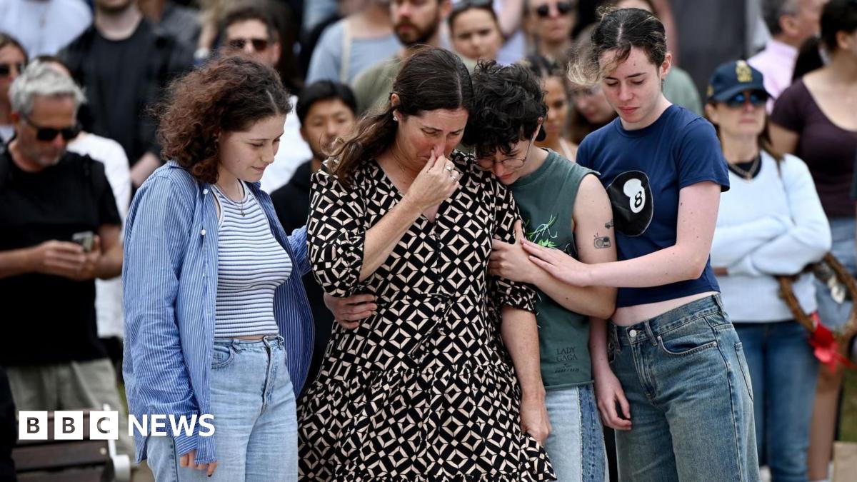 Bondi (Australia) shooting death toll rises to 16, including a child, after gunmen targeted Jewish festival