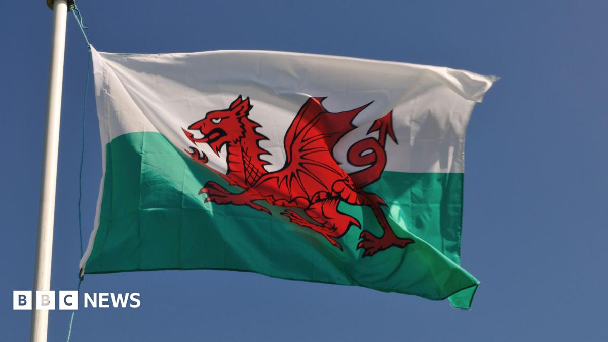 Meeting on English-speaking pupils at Welsh schools only broadcast in Welsh