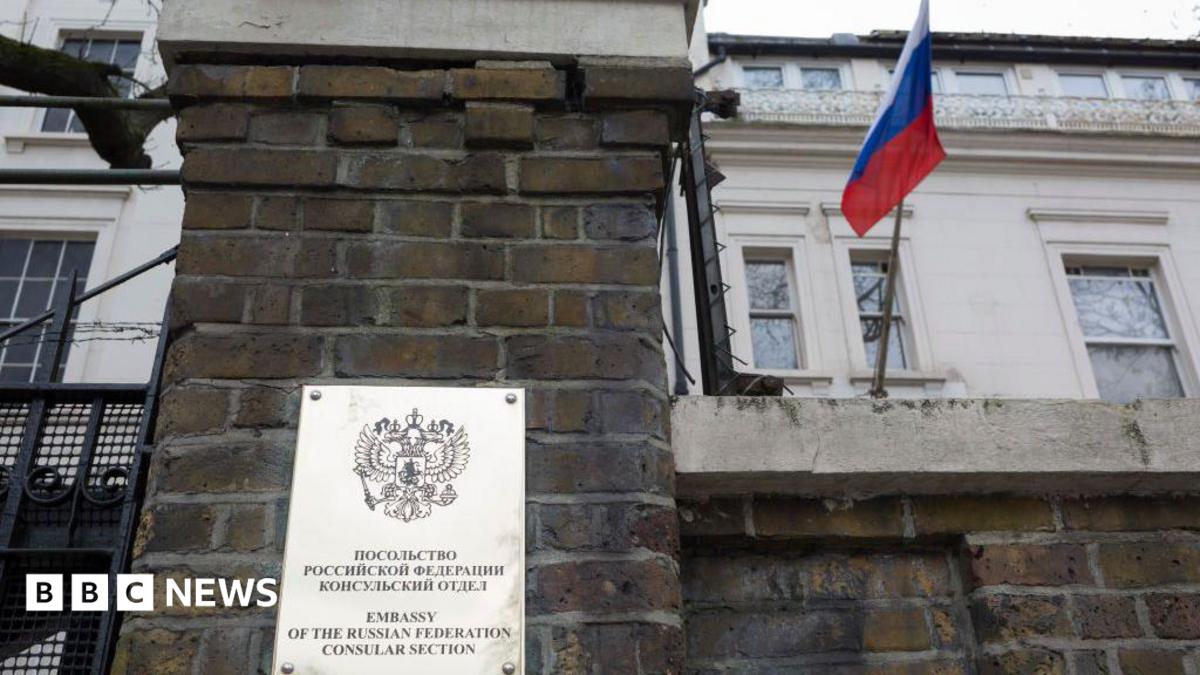 英国は、スパイで告発された英国の使節の後、ロシアの外交官を追放します