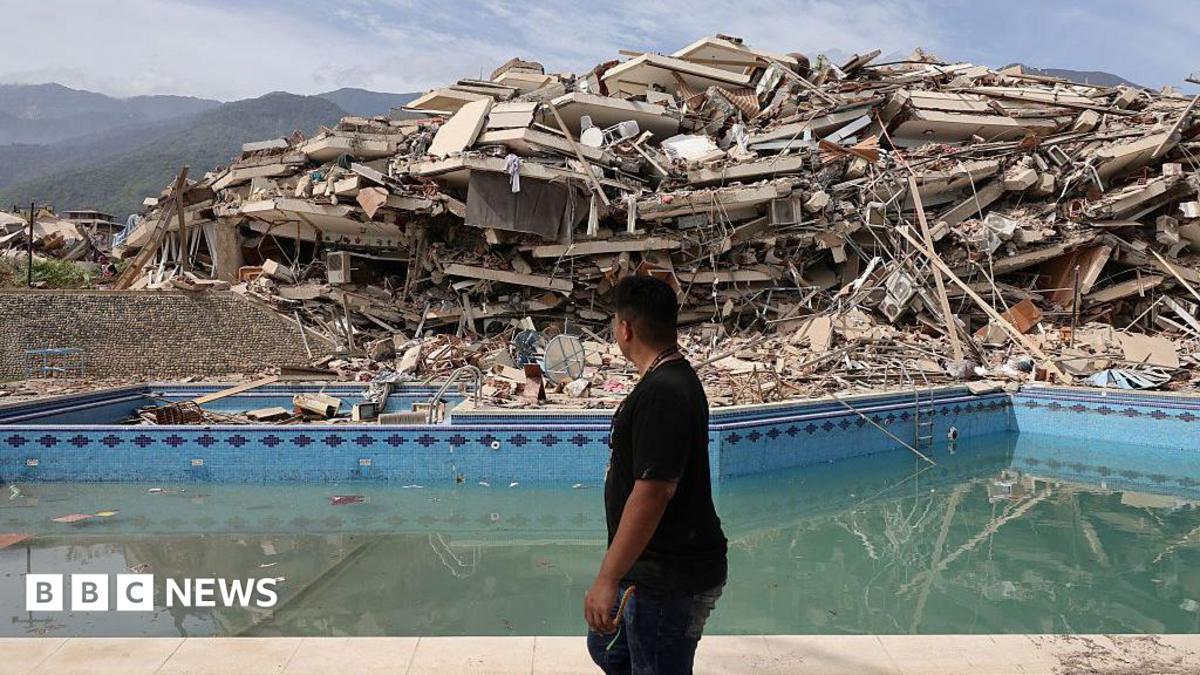 At least 920 people have been killed in the quakes. The UN's aid chief says today is "crucial" for teams searching through the rubble.