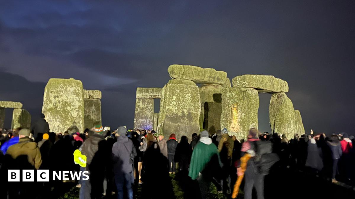 'We love the atmosphere': Thousands gather at Stonehenge for sunrise on winter solstice