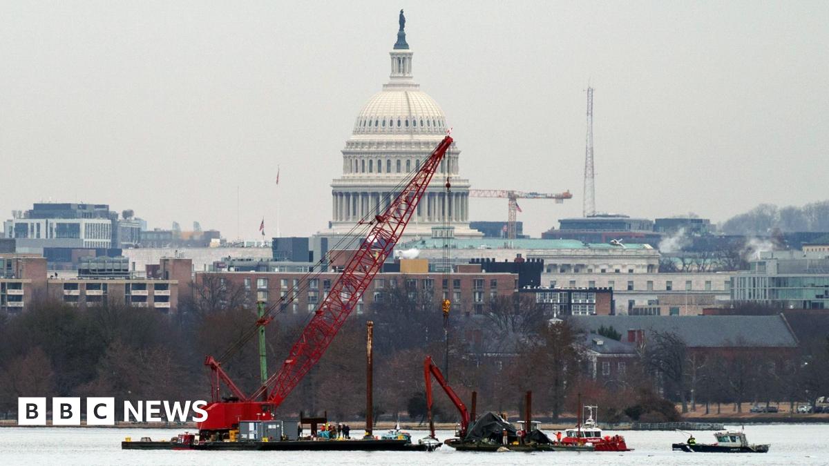 Helicopter in deadly DC airport collision had faulty altitude gauge, NTSB says