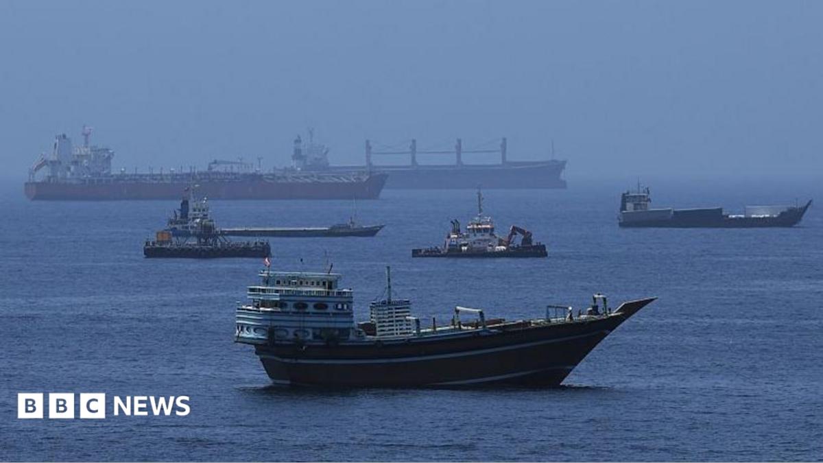 الصين تلوح بحماية مصالحها بعد توسيع الولايات المتحدة عقوباتها على إيران