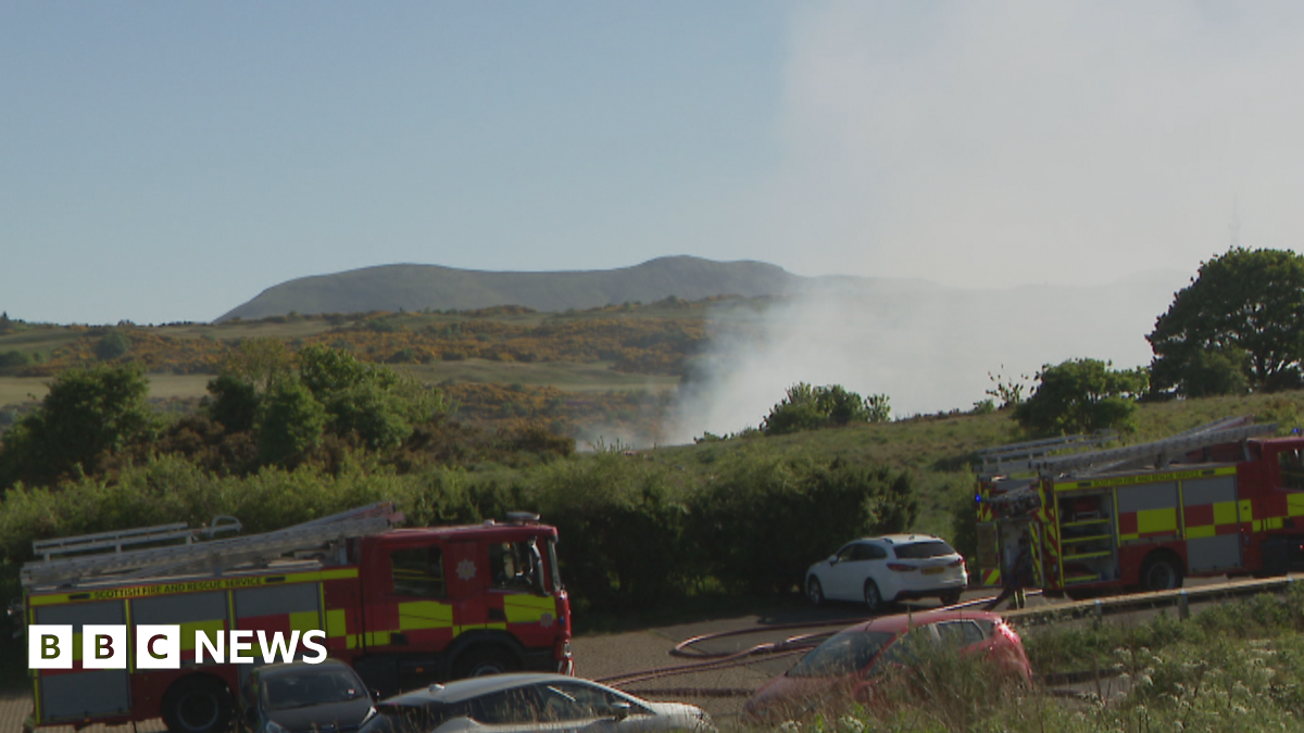 Crews tackle wildfire at Edinburgh's Blackford Hill