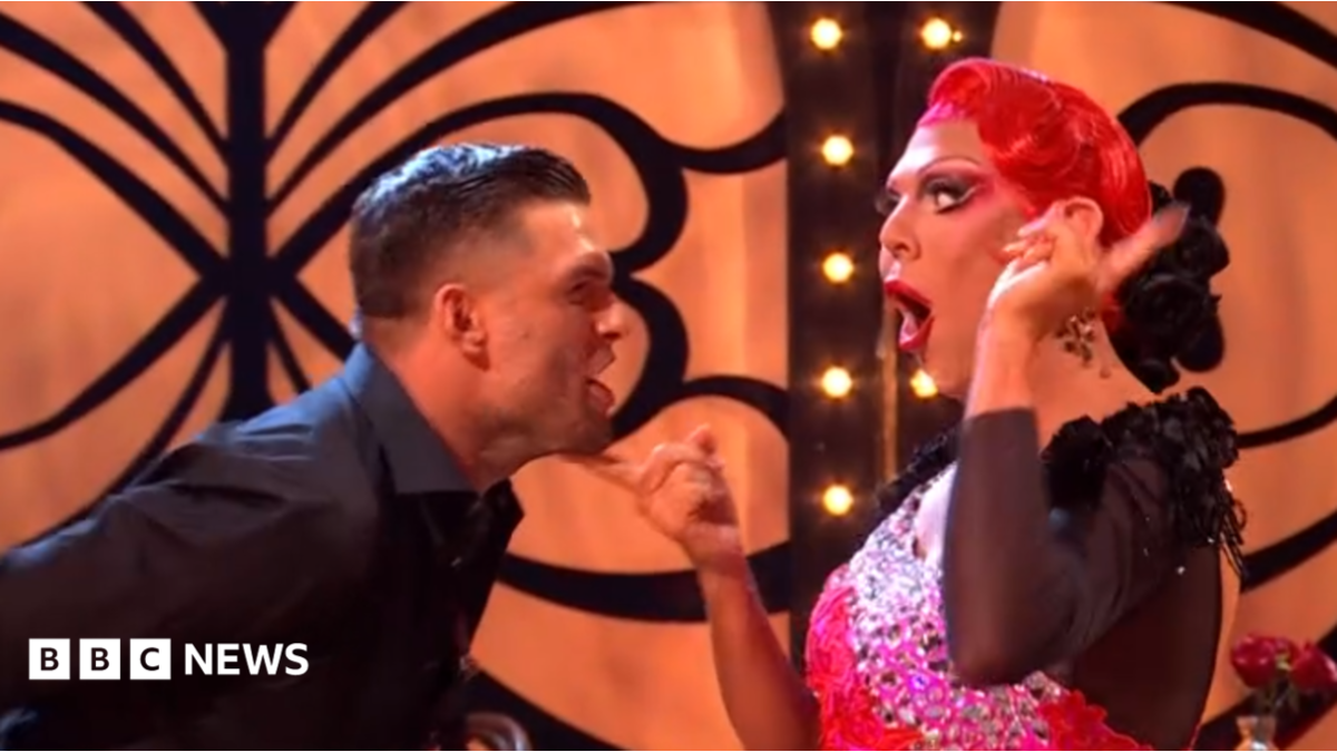 Strictly Come Dancing-最初のラウンドの排除をかわすカップルが踊るのを見てください