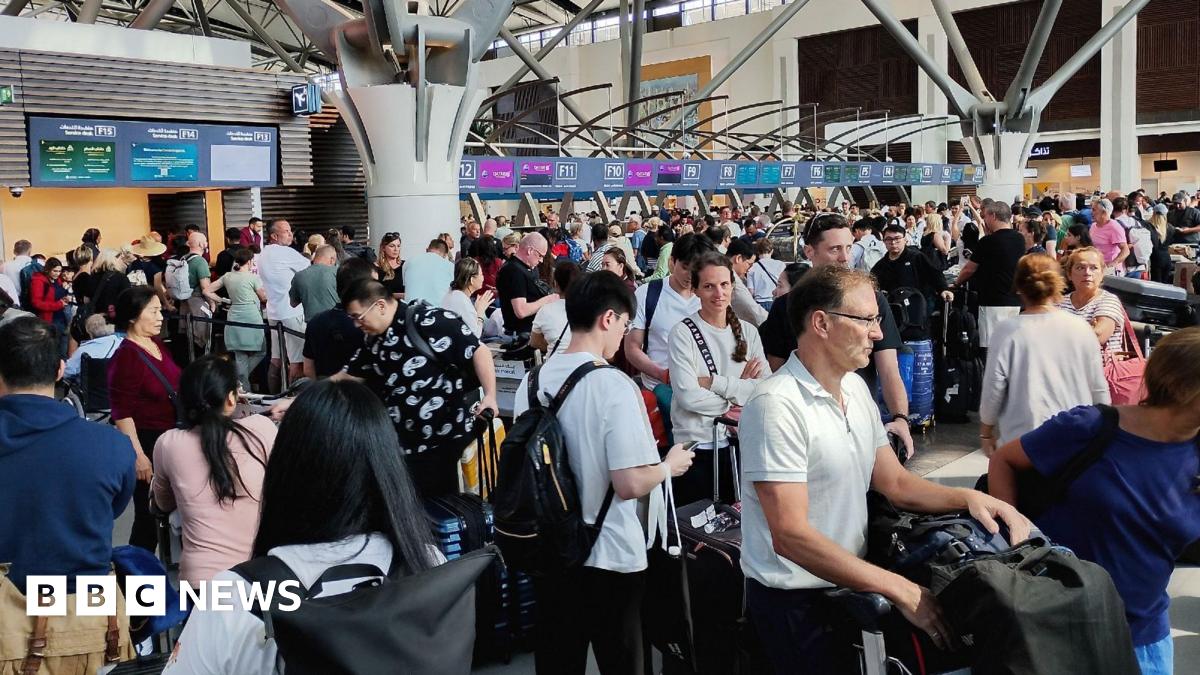 
                            First UK government flight for Britons stranded in Middle East departs