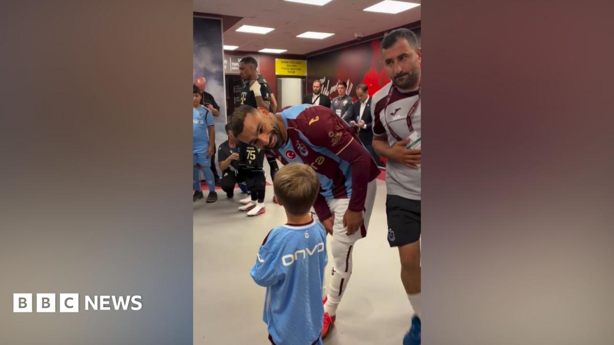 Salah's surprise union with little Liverpool fan