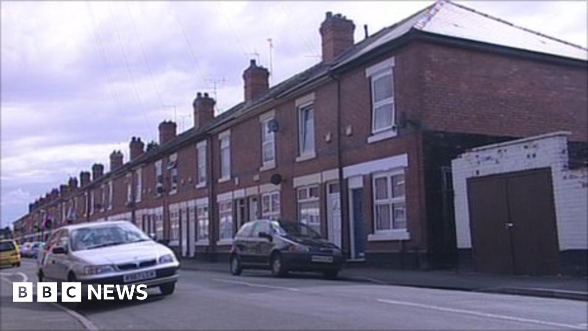 Normanton homes searched after man stabbed - BBC News