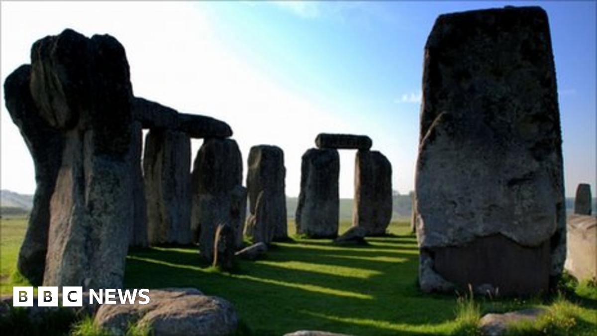 Tomb found at Stonehenge quarry site - BBC News