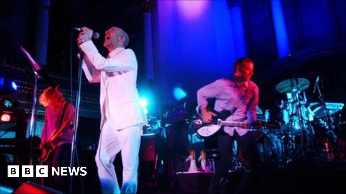 Rock legends REM announce split BBC News