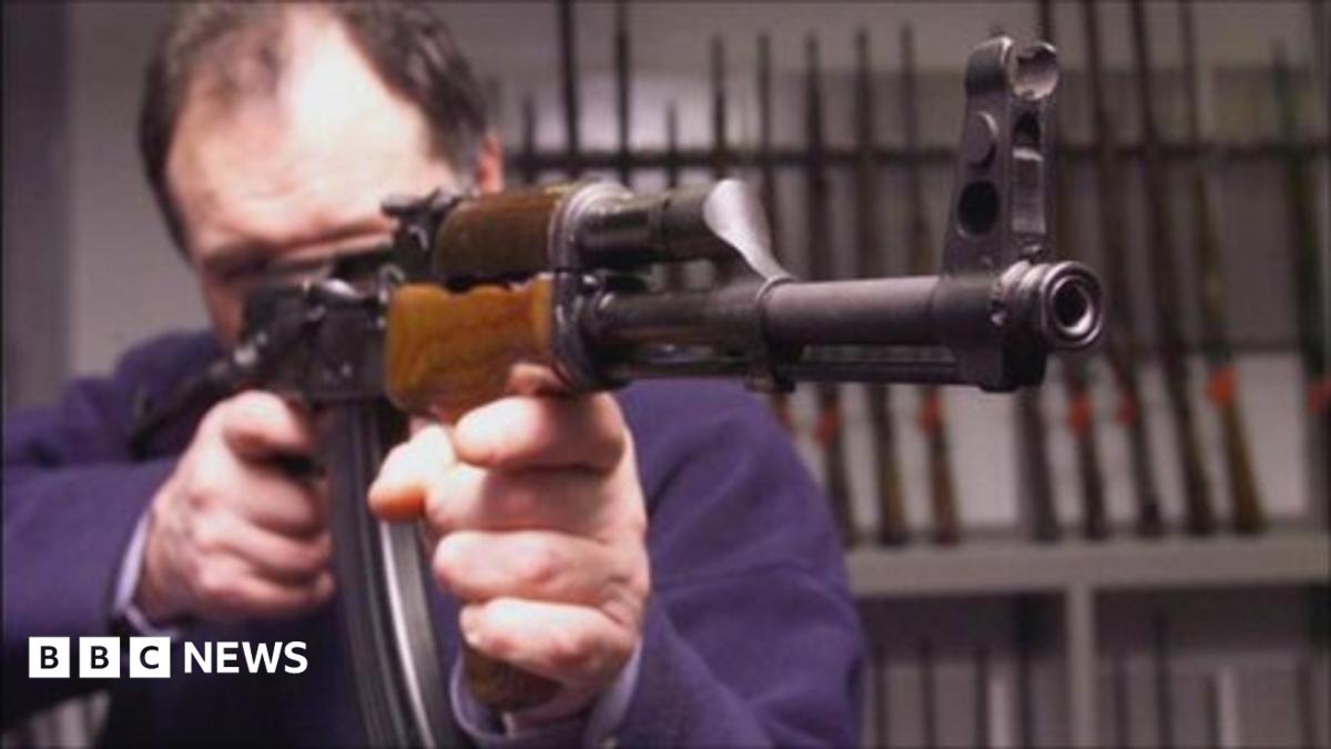 Russian army ends purchase of Kalashnikov rifles - BBC News