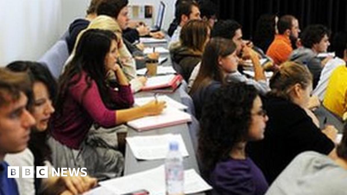 Tuition fees: 27 universities seek last-minute changes - BBC News