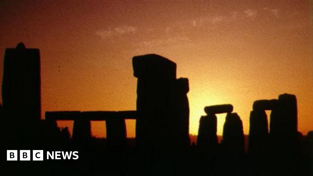 Archaeologists make new Stonehenge 'sun worship' find - BBC News