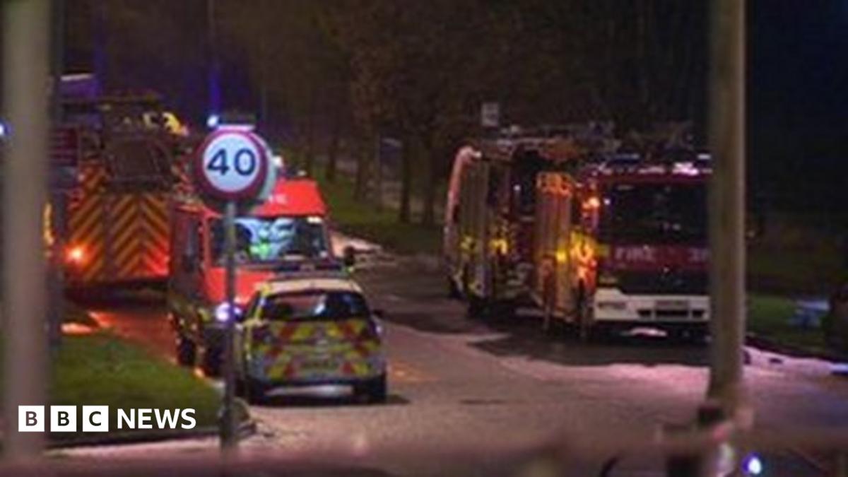 Widnes fire families return to evacuated homes - BBC News