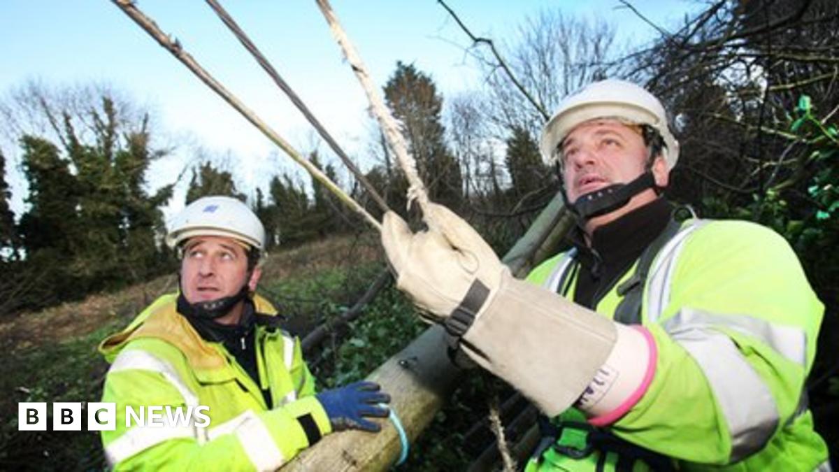 Northern Ireland power cuts affected 35,000 homes says NIE - BBC News
