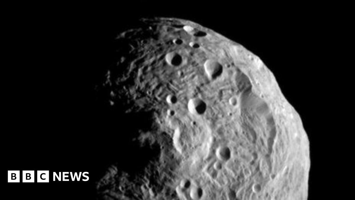 Asteroid makes near-miss fly-by - BBC News