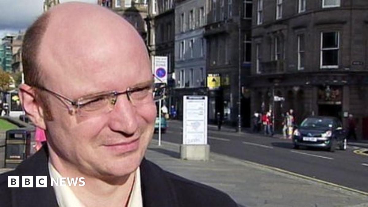 Police probe Rangers fan's Twitter 'threat' to Stephen Thompson - BBC News