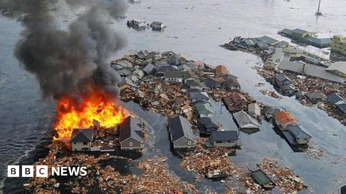 Path of tsunami debris mapped out - BBC News