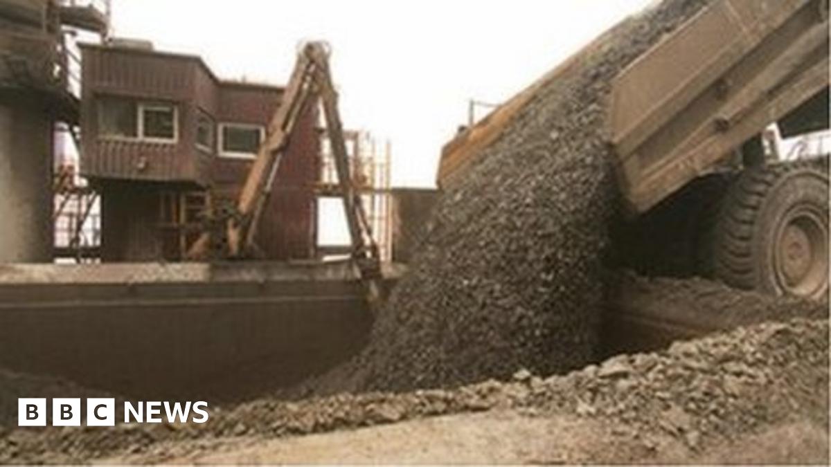 Freeport Suspends Indonesian Mine After Worker Deaths Bbc News