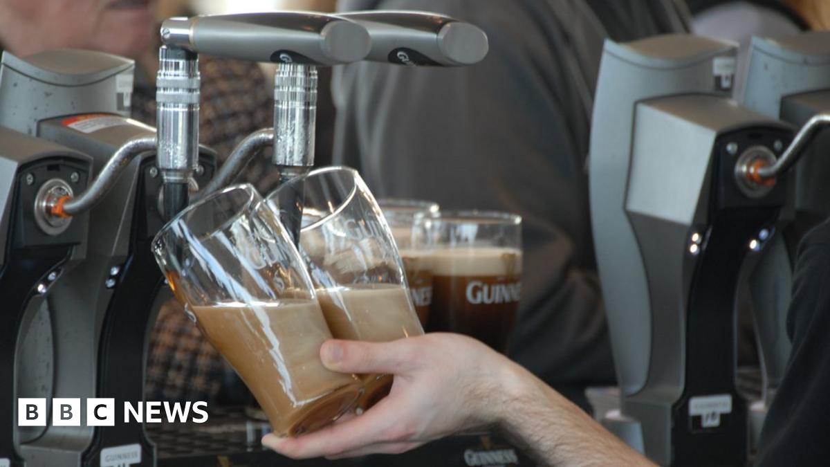 Falling stout bubbles explained - BBC News