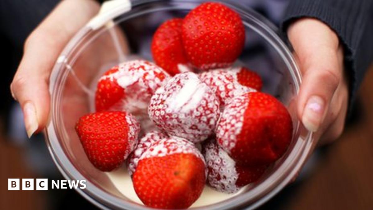 Are British strawberries under threat? - BBC News