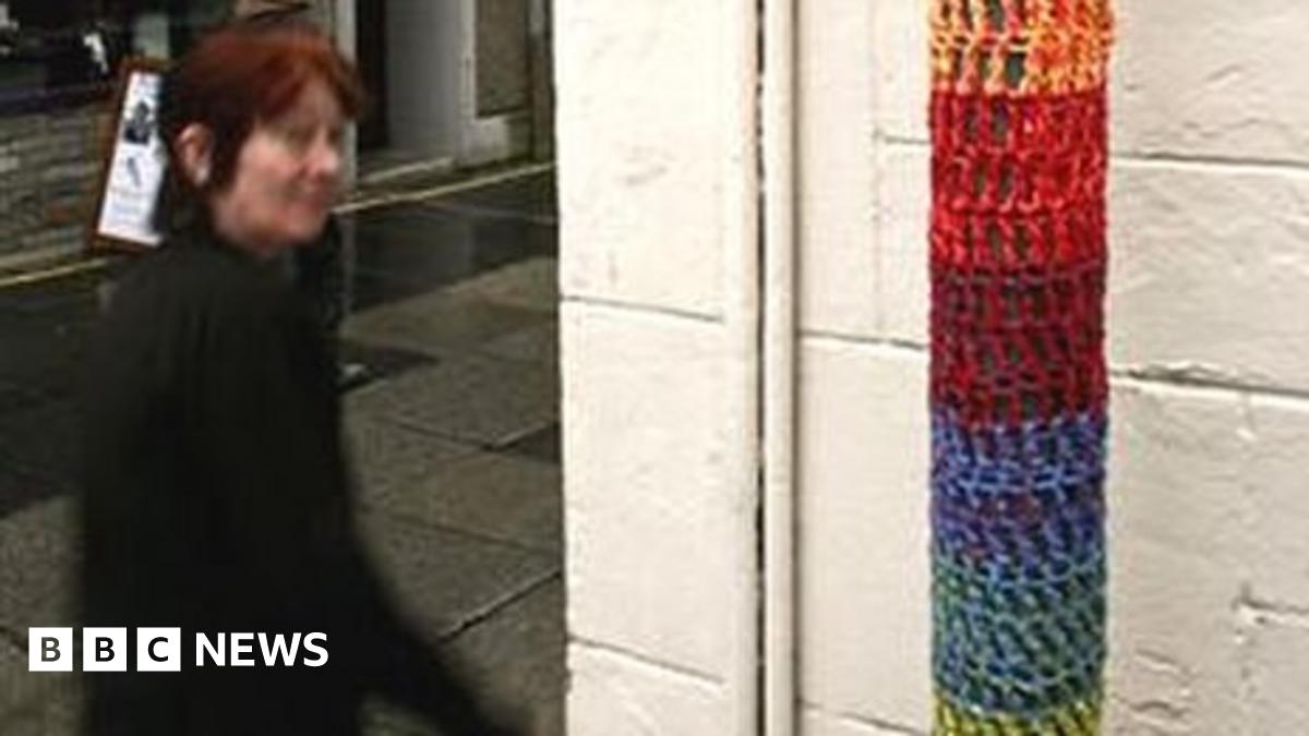 'Yarn-bombing' pattern developing in Orkney town of Kirkwall - BBC News
