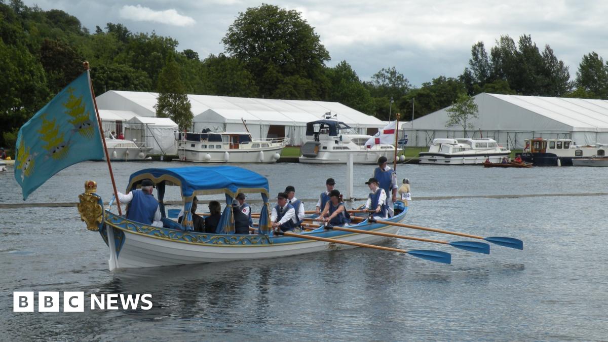 Alice in Wonderland flotilla takes place in Oxford - BBC News
