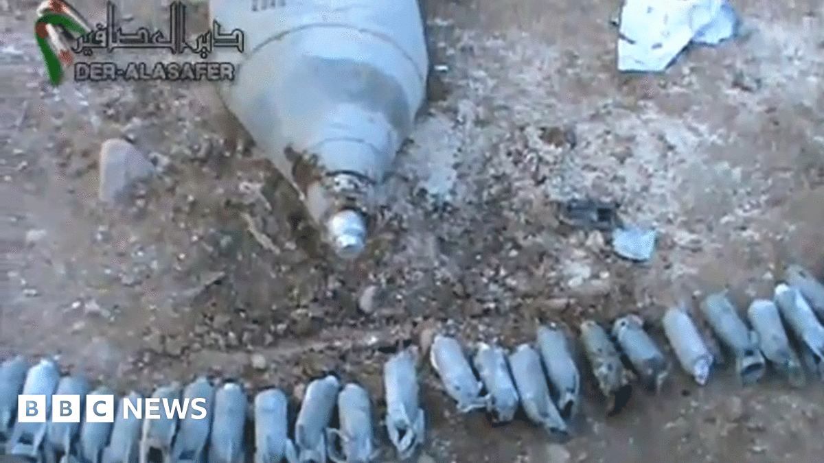 Syria cluster bomb attack 'kills 10 children' - BBC News