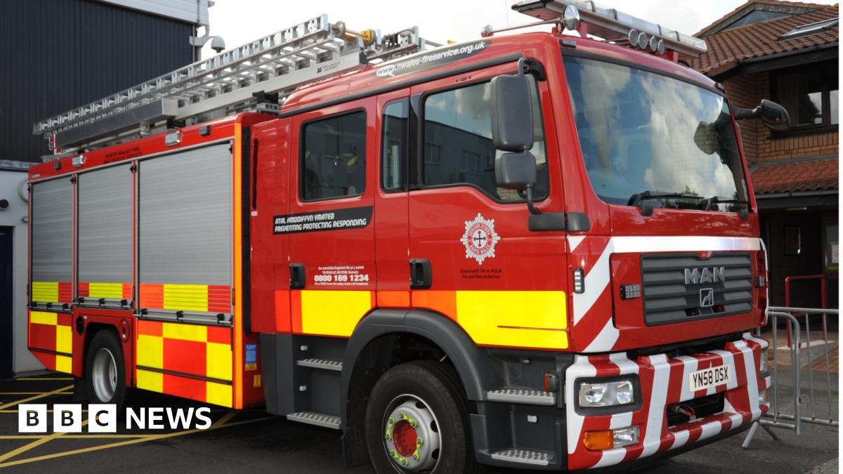 North Wales Fire Service want new retained firefighters - BBC News