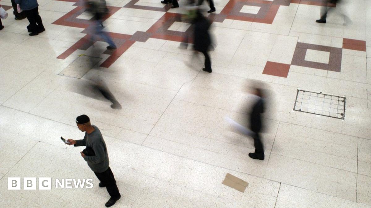 Mobile location data 'present anonymity risk' - BBC News