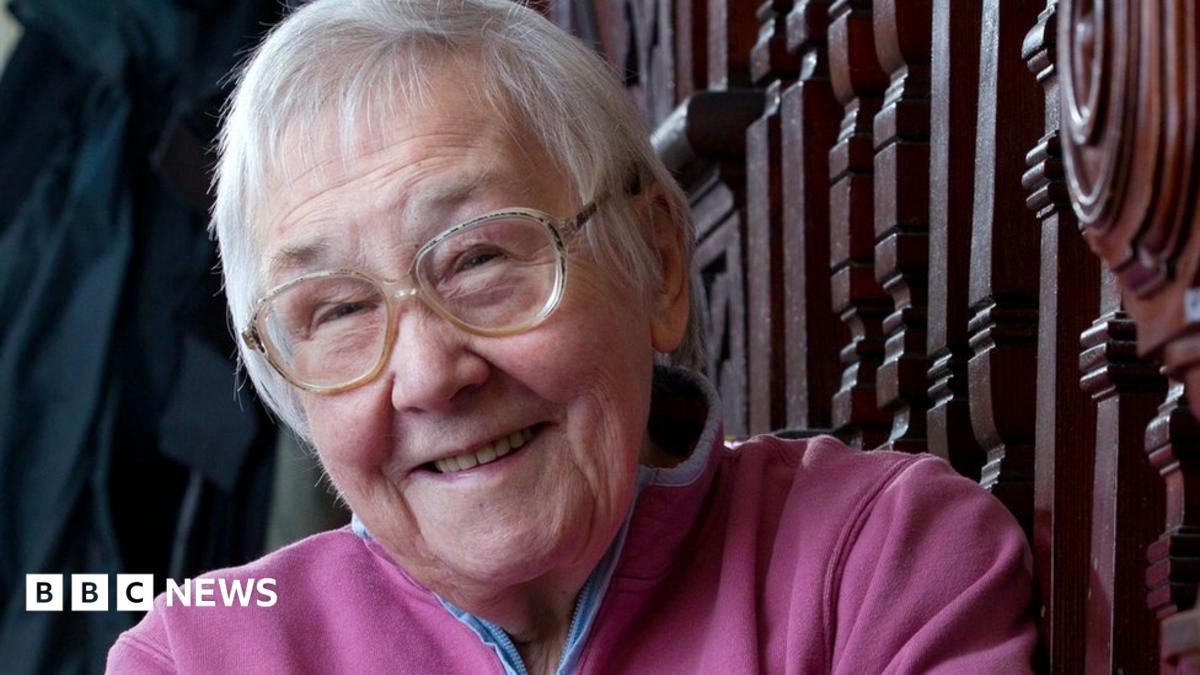 Leading writer and feminist Elaine Morgan dies aged 92 - BBC News
