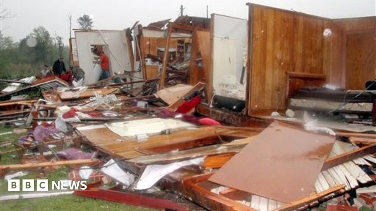 Three dead in US severe spring storm - BBC News